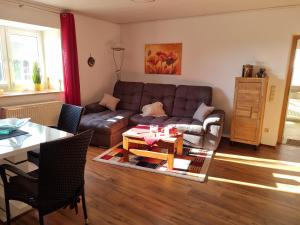 sala de estar con sofá y mesa en Ferienwohnung Norbert, en Presseck