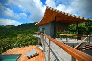 Mirage Villa في Hinkong: منزل به سطح كبير مع حمام سباحة