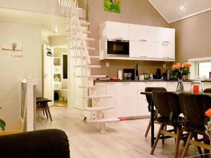 - une cuisine avec un escalier blanc dans une chambre dans l'établissement Holiday home Brattvåg, à Brattvåg