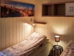 Säng eller sängar i ett rum på Holiday home Brattvåg