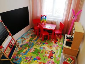 Televízia a/alebo spoločenská miestnosť v ubytovaní Flamingo Apartments