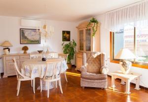 uma sala de jantar com mesa e cadeiras em Villa Monbijou em Vinarós