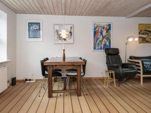 ein Esszimmer mit einem Tisch und Stühlen in einem Zimmer in der Unterkunft Holiday home Grenaa XXIII in Grenå