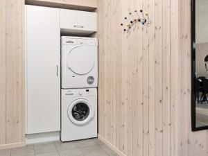 卡珀爾恩的住宿－18 person holiday home in Hasselberg，洗衣房内的洗衣机和烘干机