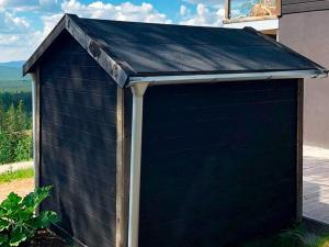 czarna szopa z czarnym dachem w obiekcie 8 person holiday home in VEMDALEN w mieście Vemdalen