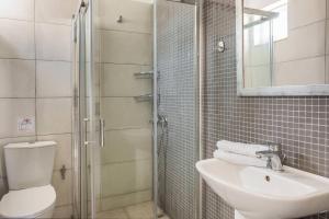 łazienka z toaletą, umywalką i prysznicem w obiekcie Fidias city rooms w mieście Argostoli +37 zdjęć
