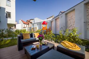 une terrasse avec des canapés et une table dans l'établissement Bucharest Luxury Apartments, à Bucarest