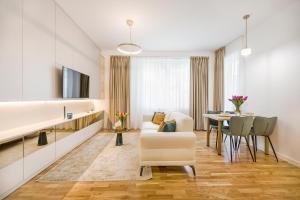 una sala de estar con un sofá y una mesa en Bucharest Luxury Apartments, en Bucarest
