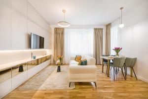 sala de estar con sofá y mesa en Bucharest Luxury Apartments, en Bucarest