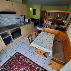 een keuken met een tafel en stoelen bij Haus U bis 15 Personen in Usingen