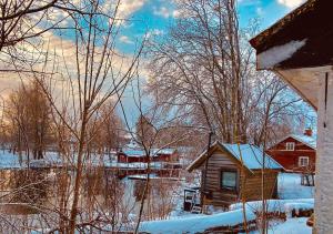 겨울의 Romantic Cabin right on the lake with fire place