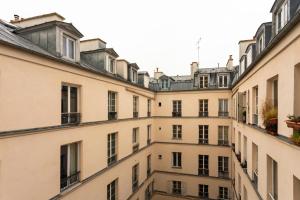 una imagen de una fila de edificios en Bail Mobilite Luxe Le Marais, en París