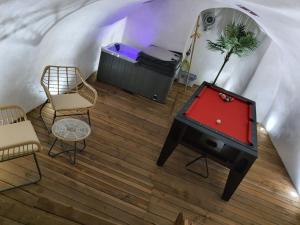 La Roche-BlancheLe Menhir 2 Jacuzzi Spa Terasse Barbecue的配有台球桌和两把椅子的房间