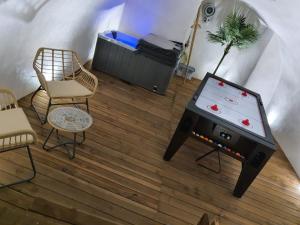 Le Menhir 2 Jacuzzi Spa Terasse Barbecue的游戏室