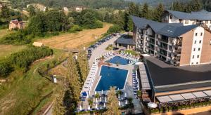 einen Luftblick auf ein Resort mit einem Pool in der Unterkunft Hotel Arte SPA & Park in Welingrad