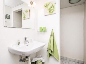 Vonios kambarys apgyvendinimo įstaigoje 6 person holiday home in Tranek r