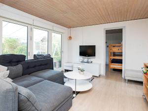 TV a/nebo společenská místnost v ubytování 6 person holiday home in Slagelse