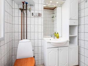 een badkamer met een wastafel, een toilet en een spiegel bij 6 person holiday home in Slagelse in Slagelse