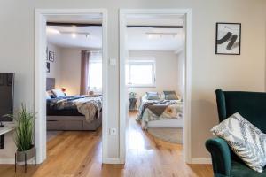 een slaapkamer met een bed en een woonkamer bij STYLISH URBAN OASIS in Zagreb