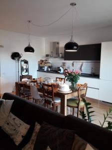 uma sala de estar com uma mesa e uma cozinha em Osimo B&B em Osimo