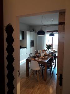 een keuken en eetkamer met een tafel en stoelen bij Osimo B&B in Osimo