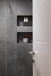 een badkamer met een witte pot op een plank bij STYLISH URBAN OASIS in Zagreb