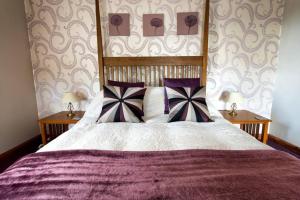 Postel nebo postele na pokoji v ubytování Beautiful Grade 2 Welsh Longhouse with rural views