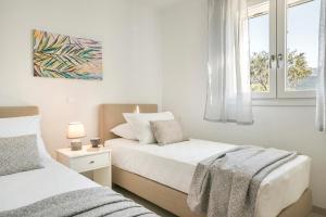 Postel nebo postele na pokoji v ubytování Apollonides Seafront Villa1 Aoede