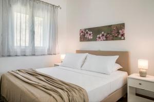 Postel nebo postele na pokoji v ubytování Apollonides Seafront Villa1 Aoede