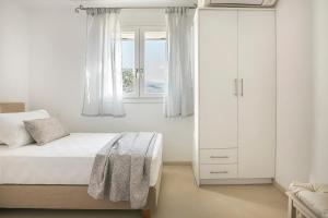 Postel nebo postele na pokoji v ubytování Apollonides Seafront Villa1 Aoede