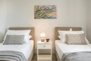 Postel nebo postele na pokoji v ubytování Apollonides Seafront Villa1 Aoede