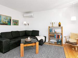 Posezení v ubytování 6 person holiday home in Hjørring
