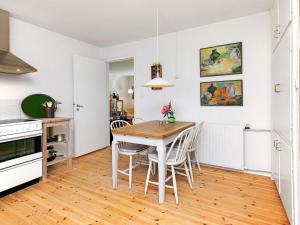 cocina y comedor con mesa y sillas en 6 person holiday home in Hj rring, en Hjørring