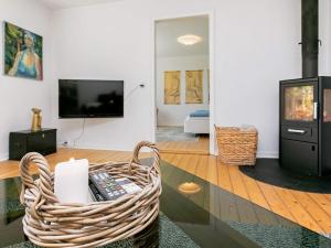 TV a/nebo společenská místnost v ubytování 6 person holiday home in Hjørring