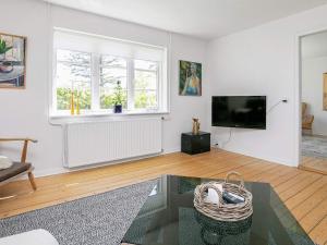 TV a/nebo společenská místnost v ubytování 6 person holiday home in Hjørring + 16 fotografií