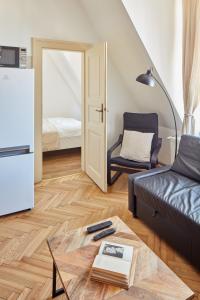 Posezení v ubytování Lavish Apartment on Wenceslas Square by Prague Days