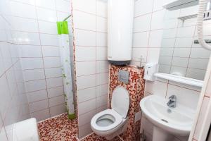 Bathroom sa Mini-hotel Polyarny krug