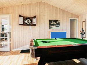 Habitación con mesa de billar y reloj en 8 person holiday home in Hirtshals en Hirtshals