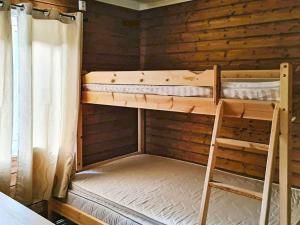 Katil dua tingkat atau katil-katil dua tingkat dalam bilik di Holiday home Svelgen II