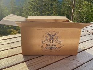 eine Schachtel Salami auf einem Holztisch in der Unterkunft 8 person holiday home in S LEN in Sälen