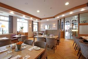 un restaurant avec des tables et des chaises en bois ainsi que des fenêtres dans l'établissement Overkamp, à Dortmund