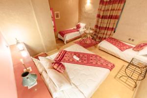 
A bed or beds in a room at Dar El Janoub
