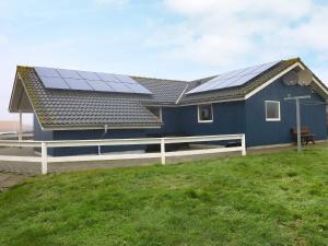 een blauw huis met zonnepanelen op het dak bij 8 person holiday home in Vinderup in Vinderup