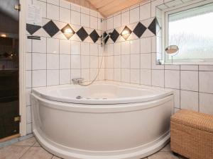 Vonios kambarys apgyvendinimo įstaigoje 8 person holiday home in Vinderup
