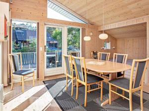 - une salle à manger avec une table et des chaises en bois dans l'établissement 10 person holiday home in Idestrup, à Bøtø By