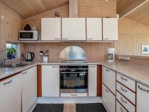 Kuchyň nebo kuchyňský kout v ubytování 10 person holiday home in Idestrup