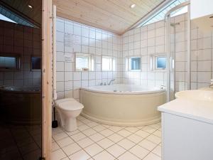 Koupelna v ubytování 10 person holiday home in Idestrup