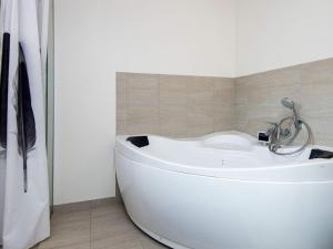 La salle de bains est pourvue d'une baignoire blanche et d'une douche. dans l'établissement 6 person holiday home in Malling, à Malling