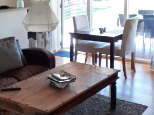 ein Wohnzimmer mit einem Sofa und einem Tisch in der Unterkunft 6 person holiday home in Malling in Malling