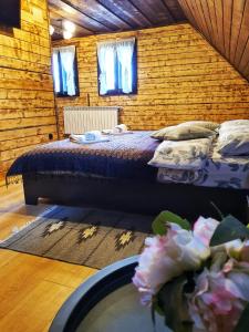 ein Schlafzimmer mit einem Bett in einem Zimmer mit Fenstern in der Unterkunft Vatra Boiereasca in Cacica